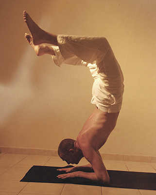 06-michael-ducharme-power-yoga-asana-scorpion